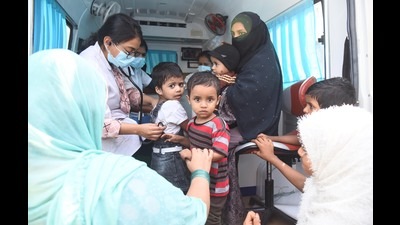 Mumbai, India - Nov 24, 2022 : A health worker administers a vaccine to a child at a temporary vaccination camp following a measles outbreak that has caused the death of 10 children, at Govandi, in Mumbai, India, on Thursday, Nov 24, 2022. (Photo by Vijay Bate/HT Photo) Mumbai, India - Nov 24, 2022 : A health worker administers a vaccine to a child at a temporary vaccination camp following a measles outbreak that has caused the death of 10 children, at Govandi, in Mumbai, India, on Thursday, Nov 24, 2022. (Photo by Vijay Bate/HT Photo)