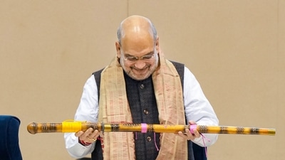 New Delhi: Union Home Minister Amit Shah being present a memento during 400th birth anniversary celebrations of Ahom Commander Lachit Borphukan, at Vigyan Bhawan in New Delhi, Thursday, Nov. 24, 2022. (PTI Photo/Manvender Vashist Lav)(PTI11_24_2022_000245A)