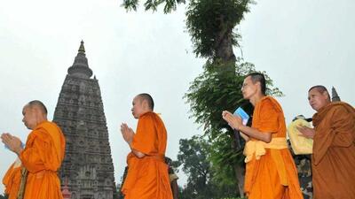 Buddhist monks offer prayers at Mahabodhi temple in Bodh Gaya. (HT file) Buddhist monks offer prayers at Mahabodhi temple in Bodh Gaya. (HT file)