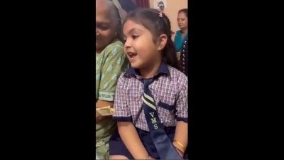 Little girl singing Hanuman bhajan at a satsang. (Twitter/@Gulzar_sahab) Little girl singing Hanuman bhajan at a satsang. (Twitter/@Gulzar_sahab)