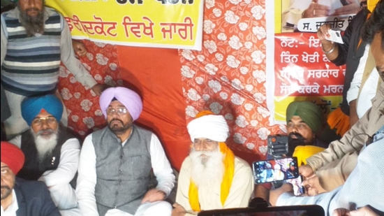 Punjab agriculture minister Kuldeep Dhaliwal with farmer leader Jagjit Singh Dallewal at Tehna village in Faridkot on Thursday. Dallewal ended his fast after Dhaliwal tenders apology for CM’s remark and gives assurance that demands of farmers will be met. (HT photo) Punjab agriculture minister Kuldeep Dhaliwal with farmer leader Jagjit Singh Dallewal at Tehna village in Faridkot on Thursday. Dallewal ended his fast after Dhaliwal tenders apology for CM’s remark and gives assurance that demands of farmers will be met. (HT photo)