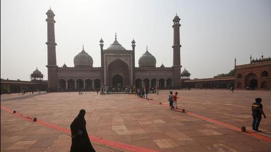 New Delhi, India - April 6, 2021: People flouting social distancing norms at Jama Masjid, in New Delhi, India, on Tuesday, April 6, 2021. (Photo by Amal KS/ Hindustan Times) (Amal KS/HT PHOTO)