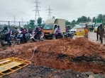 Cops were deserted by officials from the BBMP who did not respond to queries and requests by the traffic department. Cops were deserted by officials from the BBMP who did not respond to queries and requests by the traffic department.