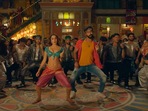 Kiara Advani and Vicky Kaushal dance in Govinda Naam Mera's song Bijli. Kiara Advani and Vicky Kaushal dance in Govinda Naam Mera's song Bijli.