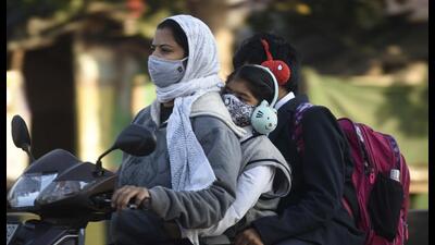 Gurugram, India-November 24: Students going to school amid cold and smoggy weather at Pataudi road near Sector-10A, in Gurugram, India, on Thursday, 24 November 2022. (Photo by Parveen Kumar/Hindustan Times) Gurugram, India-November 24: Students going to school amid cold and smoggy weather at Pataudi road near Sector-10A, in Gurugram, India, on Thursday, 24 November 2022. (Photo by Parveen Kumar/Hindustan Times)