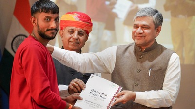 Ajmer: Minister of Communications, Electronics & Information Technology and Railways, Ashwini Vaishnaw presents appointment letter to  a candidate during an employment fair in Ajmer, Nov. 22, 2022. (PTI)