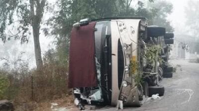 At least 18 tourists were injured after the bus they were travelling in overturned near Bilaspur on the Chandigarh-Manali Highway on Friday morning. (HT Photo)