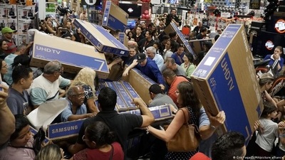 During the Black Friday shopping frenzy, retailers slash their prices. But what does that mean for the environment? (Anne-Sophie Brändlin) During the Black Friday shopping frenzy, retailers slash their prices. But what does that mean for the environment? (Anne-Sophie Brändlin)