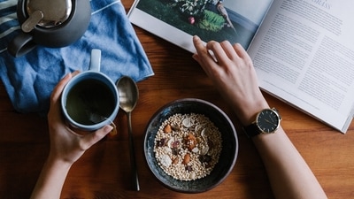 Don't skip breakfast: On vacation, we often stray from our routines, but skipping breakfast is bad for our digestion and blood sugar levels. Make breakfast a priority, whether you prepare it at home or eat it out. (pixabay) Don't skip breakfast: On vacation, we often stray from our routines, but skipping breakfast is bad for our digestion and blood sugar levels. Make breakfast a priority, whether you prepare it at home or eat it out. (pixabay)