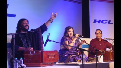 In particular, their duet Tere Liye from the movie Veer-Zaara left the listeners mesmerised. (Deepak Gupta/HT) In particular, their duet Tere Liye from the movie Veer-Zaara left the listeners mesmerised. (Deepak Gupta/HT)