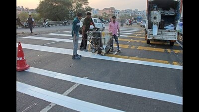 Stripe marking work underway on Mumbai - Bengluru road near Swaminarayan temple in Pune. (Ravindra Joshi/ HT PHOTO)