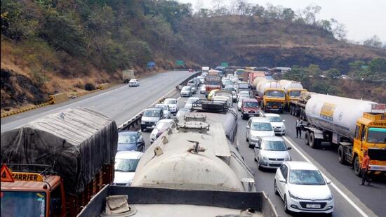 The truck driver lost control over the wheels and dashed against all the five cars near Khopoli. (HT FILE PHOTO)