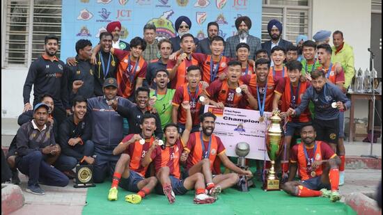 Victorious RoundGlass Punjab FC in a jubilant mood. (HT Photo)