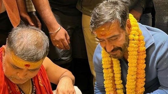 Ajay Devgn visits Kashi Vishwanath temple. Ajay Devgn visits Kashi Vishwanath temple.