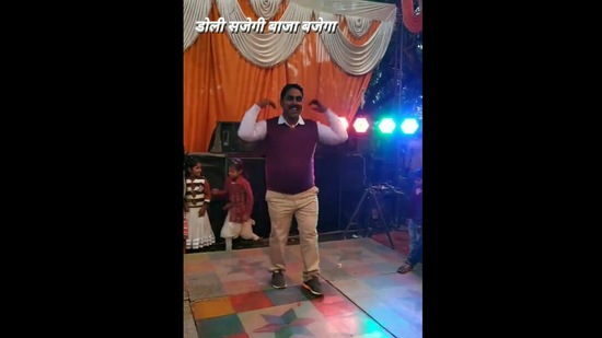 Man dances to popular song of Madhuri Dixit. (Twitter/@Gulzar_Sahab)