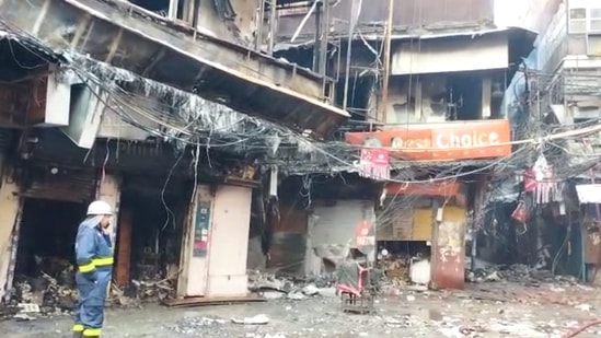 The fire officials said that Delhi Fire Service struggled to carry out its fire-fighting operations due to the weak structures, shortage of water and narrow lanes.(PTI)