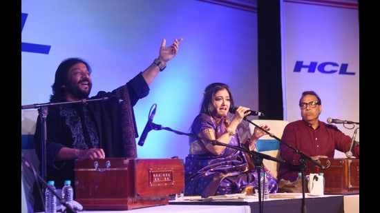 In particular, their duet Tere Liye from the movie Veer-Zaara left the listeners mesmerised. (Deepak Gupta/HT)