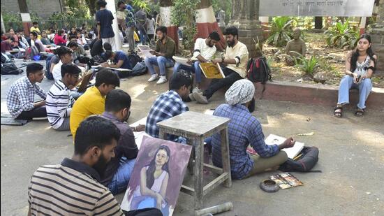 For almost a week, students of JJ School of art were protesting against the lack of basic infrastructure such as hostels as well as the quality of education due to vacancies of faculty. (HT PHOTO)