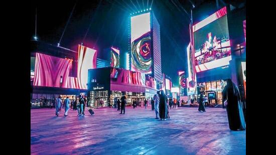 Boulevard रियाद सिटी या BLVD RUH (नीचे) एक मनोरंजन केंद्र है Boulevard रियाद सिटी या BLVD RUH (नीचे) एक मनोरंजन केंद्र है
