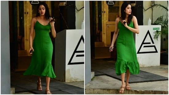 On Friday, Janhvi Kapoor prepared herself for the weekend by heading to the gym for a rigorous session. The paparazzi clicked the actor after her workout routine outside the studio. And she looked incredibly gorgeous in a simple yet stylish fit.(HT Photo/Varinder Chawla)