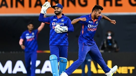 Umran Malik and Rishabh Pant celebrate the wicket of New Zealand's Devon Conway(Getty)
