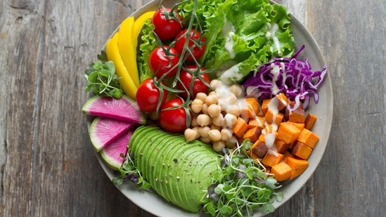 Eat vegetables: Getting enough vegetables is challenging when travelling. Use the side salad or vegetable of the day option if it's available when you're out to dine. The additional fibre will be appreciated by your body. (Unsplash)