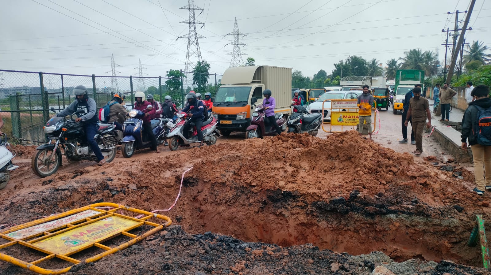 Cops were deserted by officials from the BBMP who did not respond to queries and requests by the traffic department. Cops were deserted by officials from the BBMP who did not respond to queries and requests by the traffic department.