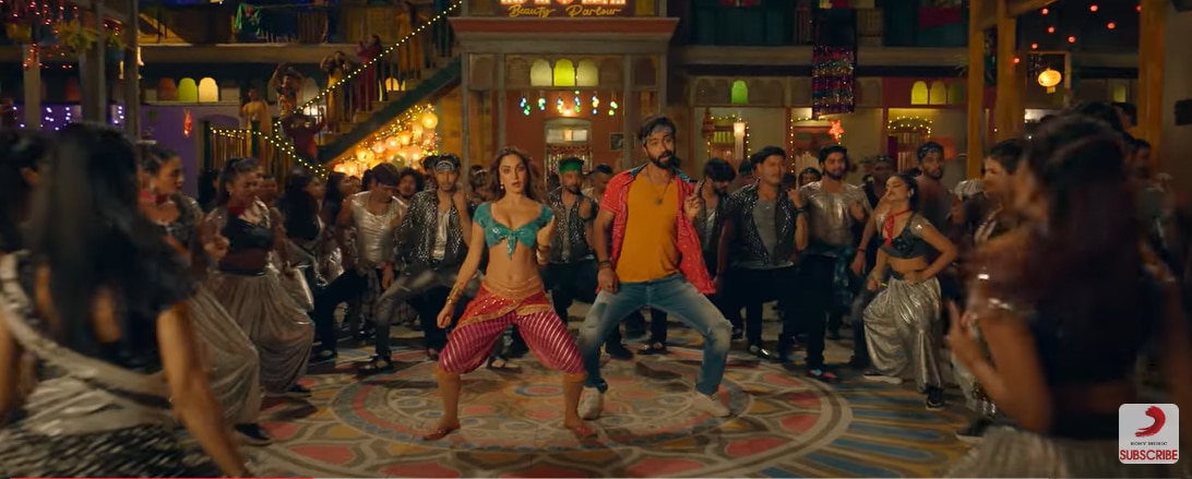 Kiara Advani and Vicky Kaushal dance in Govinda Naam Mera's song Bijli. Kiara Advani and Vicky Kaushal dance in Govinda Naam Mera's song Bijli.