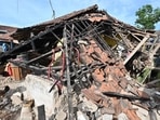 TOPSHOT - A collapsed house is seen in Cugenang, Cianjur on November 23, 2022, following a 5.6-magnitude earthquake that hit the area on November 21. - Survivors of an Indonesian earthquake that killed at least 268 people appealed for food and water on November 23 as rescuers picked through devastated villages, with hopes fading of finding anyone alive. (Photo by ADEK BERRY / AFP) TOPSHOT - A collapsed house is seen in Cugenang, Cianjur on November 23, 2022, following a 5.6-magnitude earthquake that hit the area on November 21. - Survivors of an Indonesian earthquake that killed at least 268 people appealed for food and water on November 23 as rescuers picked through devastated villages, with hopes fading of finding anyone alive. (Photo by ADEK BERRY / AFP)