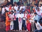 Maha CM Eknath Shinde and his MLAs at Kamakhya Devi temple at Guwahati, Assam.(Twitter/@mieknathshinde) Maha CM Eknath Shinde and his MLAs at Kamakhya Devi temple at Guwahati, Assam.(Twitter/@mieknathshinde)