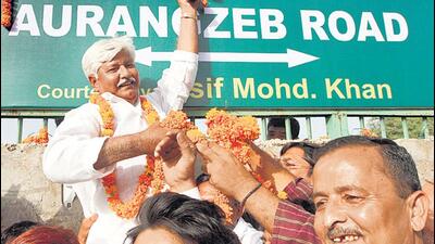 Former MLA Asif Mohammad Khan at a local road that he named ‘Aurangzeb Road’ in Delhi. (HT Archive) Former MLA Asif Mohammad Khan at a local road that he named ‘Aurangzeb Road’ in Delhi. (HT Archive)