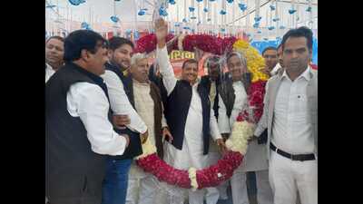 Shivpal Yadav with party supporters in Barnahal (Karhal) area of Mainpuri on Saturday. (HT photo) Shivpal Yadav with party supporters in Barnahal (Karhal) area of Mainpuri on Saturday. (HT photo)