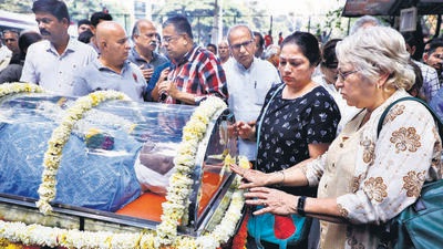 Pune, India - Nov. 26, 2022: Vikram Gokhale's wife and dauter during last rites of Actor Vikram Gokhale at Balgandharva in Pune, India, on Saturday, November 26, 2022. (Photo by Rahul Raut/HT PHOTO) Pune, India - Nov. 26, 2022: Vikram Gokhale's wife and dauter during last rites of Actor Vikram Gokhale at Balgandharva in Pune, India, on Saturday, November 26, 2022. (Photo by Rahul Raut/HT PHOTO)