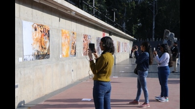 City art lovers taking a look at the augmented reality art exhibition which is on display at the Sector 16/17 Underpass in Chandigarh (HT Photos) City art lovers taking a look at the augmented reality art exhibition which is on display at the Sector 16/17 Underpass in Chandigarh (HT Photos)