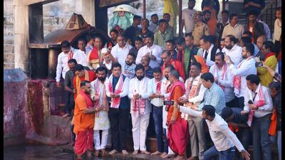 CM Shinde visits Guwahati, seeks blessings at Kamakhya temple CM Shinde visits Guwahati, seeks blessings at Kamakhya temple