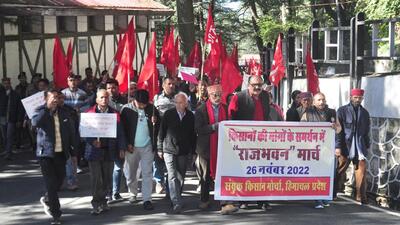 Farmers under the banner of Samyukta Kisan Morcha marching towards HP Raj Bhawan in Shimla on Saturday. (Deepak Sansta/HT) Farmers under the banner of Samyukta Kisan Morcha marching towards HP Raj Bhawan in Shimla on Saturday. (Deepak Sansta/HT)