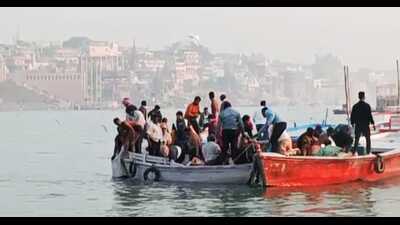 Rescue operations under way in Varanasi. (Rajesh Kumar/HT photo) Rescue operations under way in Varanasi. (Rajesh Kumar/HT photo)