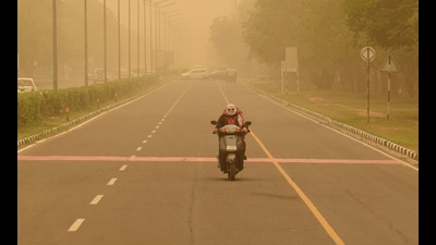 An AQI between 200 and 300 can cause breathing discomfort to most people on prolonged exposure. (HT File Photo)