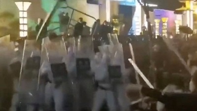 Covid In China: Security forces clash with workers during a protest outside Apple supplier Foxconn's factory in Zhengzhou. (Reuters)