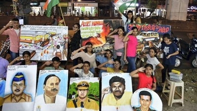 Art students pay tribute to the victims of 26/11 terror attacks, on the eve of the 14th anniversary of the tragedy in Mumbai. (PTI)