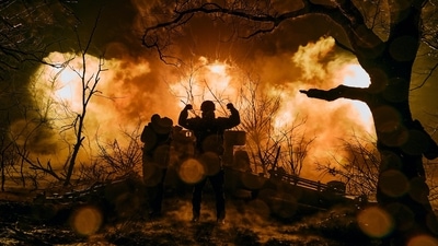Ukrainian soldiers fire an artillery at Russian positions near Bakhmut, Donetsk region, Ukraine, November 20. (AP) Ukrainian soldiers fire an artillery at Russian positions near Bakhmut, Donetsk region, Ukraine, November 20. (AP)