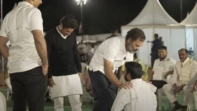 Rahul Gandhi displaying martial art technique to Maharashtra Congress leaders.