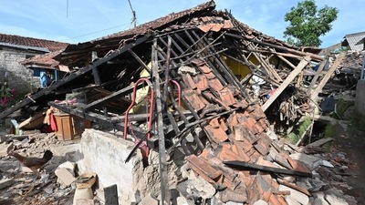 TOPSHOT - A collapsed house is seen in Cugenang, Cianjur on November 23, 2022, following a 5.6-magnitude earthquake that hit the area on November 21. - Survivors of an Indonesian earthquake that killed at least 268 people appealed for food and water on November 23 as rescuers picked through devastated villages, with hopes fading of finding anyone alive. (Photo by ADEK BERRY / AFP) (AFP) TOPSHOT - A collapsed house is seen in Cugenang, Cianjur on November 23, 2022, following a 5.6-magnitude earthquake that hit the area on November 21. - Survivors of an Indonesian earthquake that killed at least 268 people appealed for food and water on November 23 as rescuers picked through devastated villages, with hopes fading of finding anyone alive. (Photo by ADEK BERRY / AFP) (AFP)