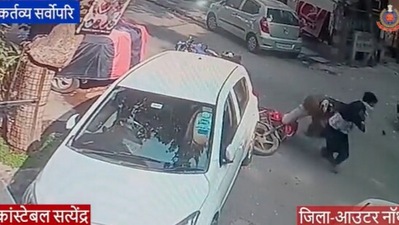 The image, taken from the Twitter video, shows the policeman catching the snatcher. (Twitter/@DelhiPolice)