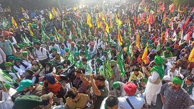 Farmers gathered at the Sector 50-51 light point near the Mohali-Chandigarh border on Saturday afternoon. Their representatives were later taken to meet Punjab governor Banwarilal Purohit. (Ravi Kumar/HT)