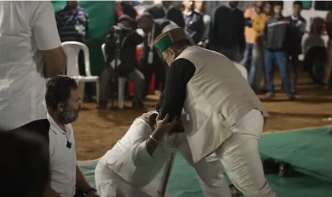 Rahul Gandhi shows how the hands of the attacker have to be held tightly.