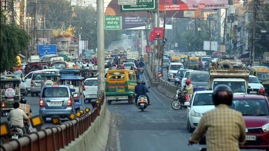 Ghaziabad, India - November 21 2022: Traffic movement on GT road which comes from Hindon, the road goes to Lal Kuan via Ghanta Ghar, in Ghaziabad , India on Monday, November 21. 2022. (Photo by Sakib Ali /Hindustan Times)
