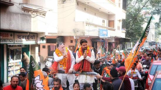 Information and Broadcasting Minister Anurag Thakur during the MCD election campaign for candidate Manoj Jindal at Shastri Nagar, in New Delhi on Saturday. (HT Photo)
