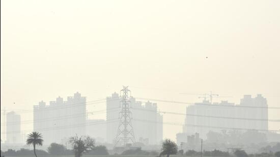 Greater Noida, India- November 25, 2022: A view of skyscrapers engulfed in smog amid rising air pollution levels, in Greater Noida, India, on Friday, November 25, 2022. (Photo by Sunil Ghosh / Hindustan Times) (Hindustan Times)