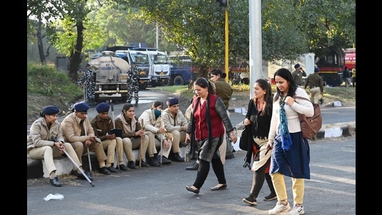 Commuters passing through Sector 51, Chandigarh, on foot due to the bottleneck caused by the farmers’ march. (Ravi Kumar/HT)